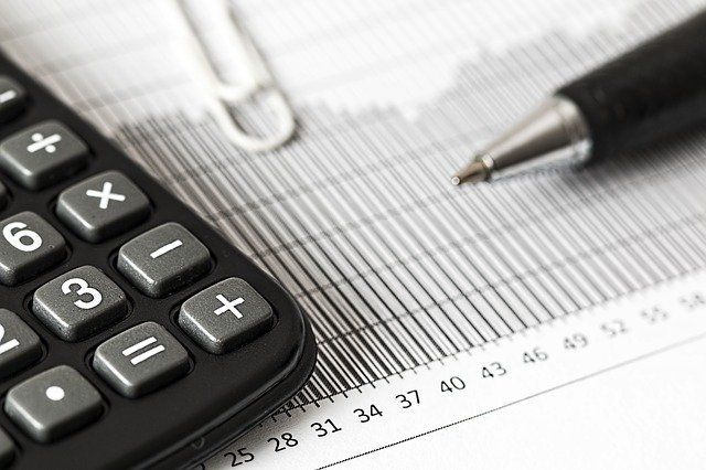 Φορολογική Δήλωση - Αριθμομηχανή, στυλό, χαρτί και συνδετήρας για υπολογισμό φόρου